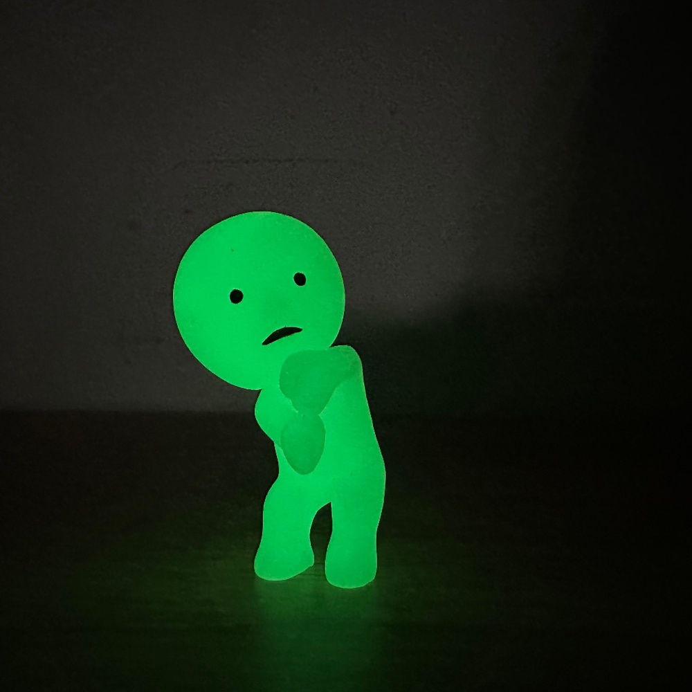 SMISKI SERIES 1 - PEEKING - GLOW IN THE DARK FIGURE AUTHENTIC LUMINOUS DOLL 2015